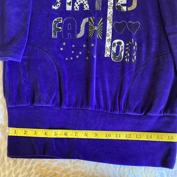 Dolcezza #medium purple velour top w/ 3/4 sleeves & kangaroo pockets. Worn w/TLC - Picture 5 of 6